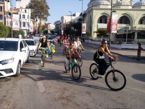 Süslü Kadınlar trafikte bisiklet farkındalığı için pedal çevirdi