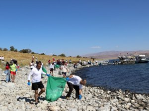 Van Büyükşehir’in destekleriyle “1. Adır Adası Yüzme Festivali” kapsamında sahil temizliği yapıldı