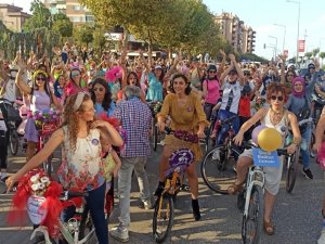 Farkındalık için topuklu ayakkabılarıyla pedal çevirdiler