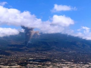 Kanarya Adaları’ndaki yanardağ lav püskürtmeye devam ediyor
