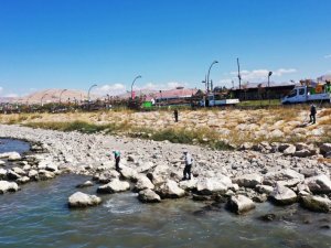 Van Büyükşehir Belediyesi ilaçlama çalışmalarına devam ediyor