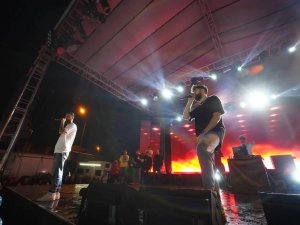 Yağmur altında Canbay ve Wolker coşkusu