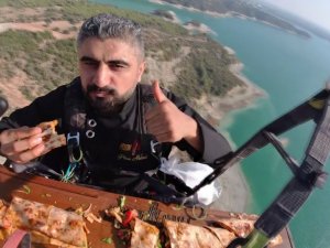 Yamaç paraşütünde metrelik ’piton döner’ ziyafeti