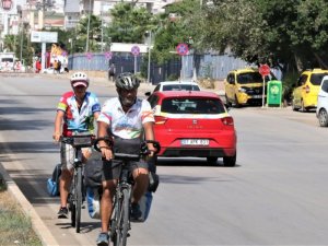 Karayolunun kenarına atılan kırık cam şişeler bisiklet tutkunlarını isyan ettirdi