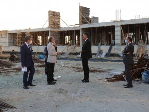 Okul inşaatlarında incelemelerde bulundu