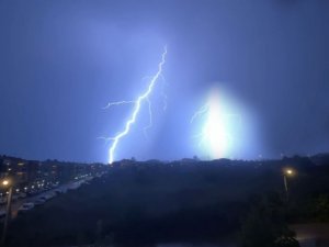 Şehri şimşekler aydınlattı