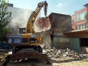 Akdeniz’de metruk binaların yıkımı devam ediyor