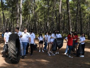 Tüplü TV’den traktör lastiğine kadar yüzlerce atık topladılar