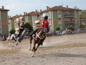 At üstünde izleyenlere Ata sporu şöleni sundular