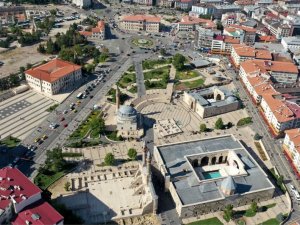 Bir meydan, 3 medeniyet, 8 eser, açık hava müzesi gibi