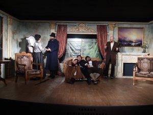 Tarsus Şehir Tiyatrosu, ‘Çehov Vodvil’ oyunuyla izleyiciyle buluştu