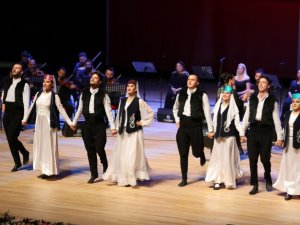 İzmir Devlet Türk Dünyası Dans ve Müzik Topluluğu Denizlilileri büyüledi