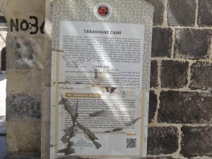 Tarihi mekanların tabelalarına zarar veriliyor