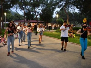 Konyaaltı Oda Orkestrası’ndan ‘flash mob’ etkinliği