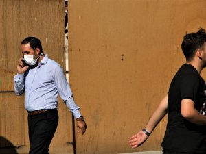 Elazığ’da vatandaşlar korona virüs tedbirlerini unuttu, maskeler çene altına indi