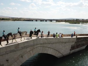Tarihi Çeşnigir Köprüsü ve mesire alanlarında güvenliği atlı birlikler sağlıyor