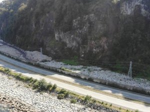 Hopa’da çöp duvarı