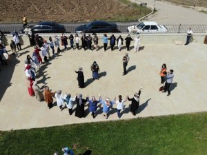 Bayburtlu kadınlar halay çekerek stres attı