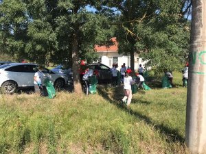 Minik öğrenciler ve ilçe protokolü tonlarca çöp topladı