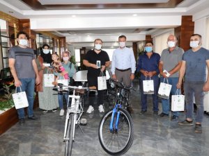 Belediyenin teşvikiyle aşı oldular hediyeleri kaptılar