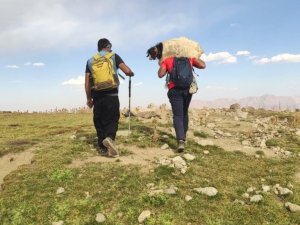 Yüksekovalı dağcılar, dağda buldukları oğlağı sırtlarında taşıyıp sahibine teslim ettiler