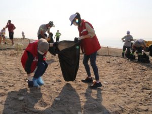 Mersin’de Suriye kaynaklı petrol sızıntısına karşı temizlik çalışmaları sürüyor