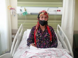 Aşı yaptırmayan hamile kadın hem çocuğunun hem de kendi sağlığının düzelmesi için tedavi görüyor