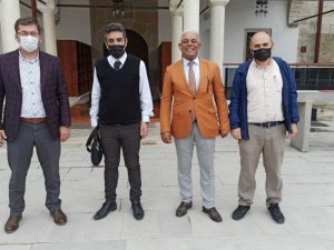 AK Parti İlçe Başkanı Durdubaş tadilatı biten cami ile ilgili bilgi alışverişinde bulundu