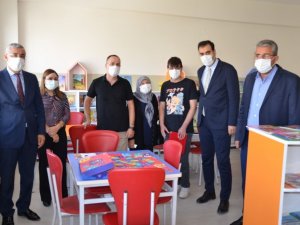 Okula kütüphane kazandırdılar
