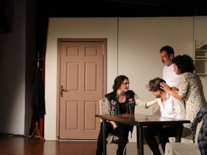 “En iyi narkotik polisi annedir” tiyatro severlerle buluştu