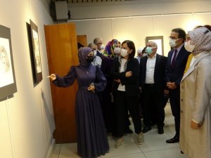 Koruyucu ailesi keşfetti, kendi imkanlarıyla ilk kişisel sergisini açtı