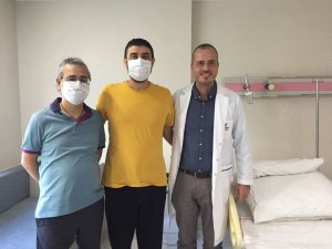 Midesindeki kötü huylu tümörden kapalı yöntem ameliyatla kurtuldu