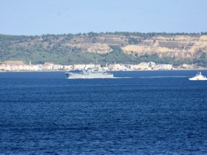 Rus savaş gemisi Çanakkale Boğazı’ndan geçti
