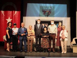 Unutanlar için sahne aldılar