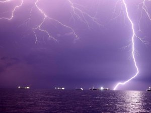 İskenderun’da şimşekler görsel şölen oluşturdu