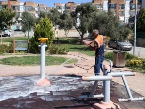 Kuşadası Belediyesi parklarda temizlik çalışması gerçekleştirdi