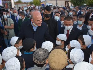 Bakan Soylu, Siirt’te vatandaşlarla birlikte ’Işık hadisesini’ izledi