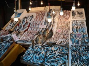 Tezgahlar balıkla doldu taştı, fiyatlar yarı yarıya düştü