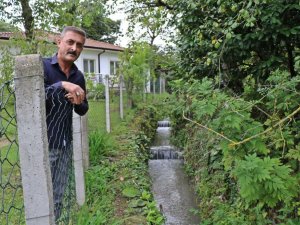 Çivitli kaplarını yıkadığı derenin rengi masalları andırdı