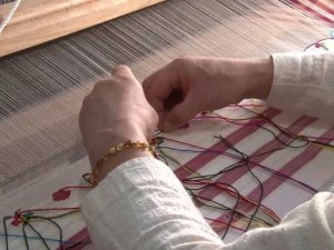 Yöresel dokuma kıyafetler ile zamana meydan okuyorlar