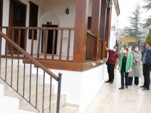 Bayrakçı, restore çalışmaları biten Şeyh Edebali Türbesinde inceleme yaptı