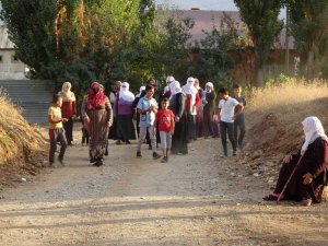 Muş’ta tozlu yol çilesi bitmek bilmeyen mahalleli belediyeye öfkeli