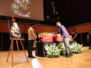 Ünlü oyuncuların hocası Hülya Nutku’ya ’günebakanlı’ veda