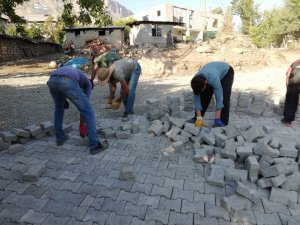 Derecik’te kilitli parke taşı döşeme çalışmaları devam ediyor