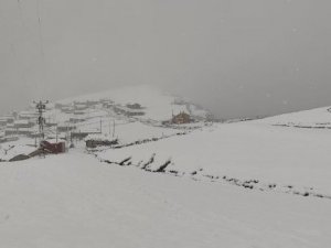 Trabzon’un yaylaları beyaza büründü