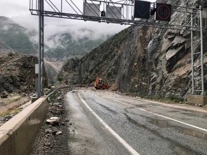 Artvin-Erzurum kara yolu heyelan nedeniyle ulaşıma kapandı