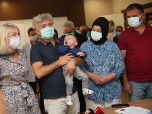 Rahim nakliyle dünyaya gelen ’Ömer Özkan’ bebek, nakli gerçekleştiren doktorun kucağında