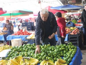 Pazar fiyatları yükseldi, esnaf aracıdan dert yandı