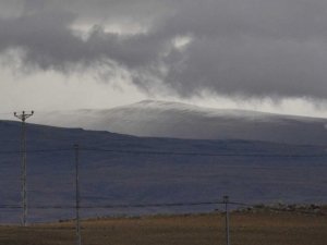 Kars’ta yüksek kesimlere mevsimin ilk karı düştü