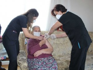 Maltepe’de 65 yaş üstü vatandaşlar aşı olmaları için evlerinde ziyaret ediliyor